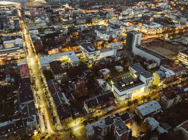 Gece, Litvanya Kaunas şehrin dron havadan görünümü