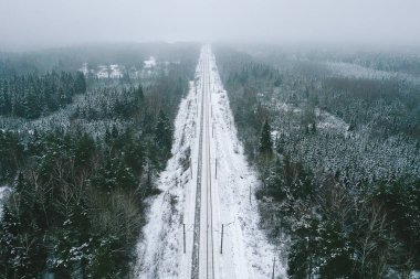 Demiryolu parça ve snowy orman Litvanya hava görünümünü robot. Winter Tema