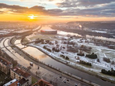 Kaunas kenti hava soğuk kış sabah robot. Sunrise an.