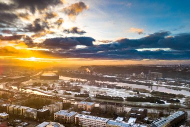 Kaunas kenti hava soğuk kış sabah robot. Sunrise an.