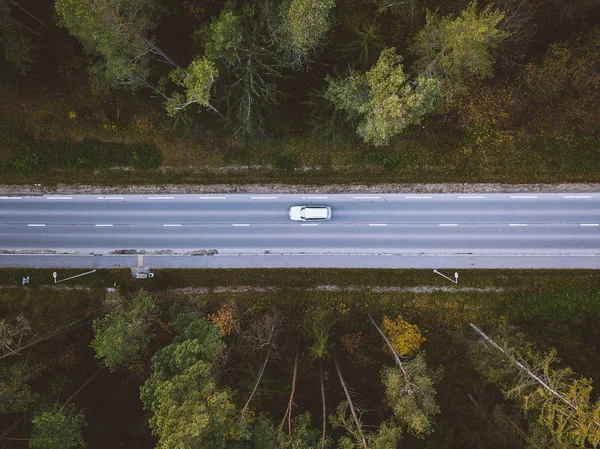 Luftaufnahme Eines Autos Das Auf Einer Landstraße Durch Den Wald — Stockfoto