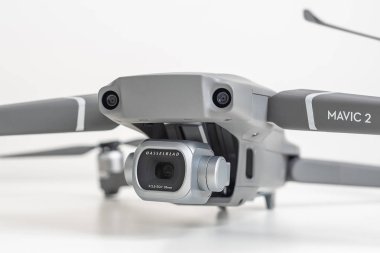 Kaunas, Litvanya - 9 Eylül 2018: Portre ile DJI indeks işlem Mavic 2 Pro dron ve görünümünü Hasselblad fotoğraf makinesi beyaz arka plan üzerinde