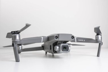 Kaunas, Litvanya - 9 Eylül 2018: İle DJI indeks işlem Mavic 2 Pro dron beyaz zemin üzerine yerleştirilir. Bu Dron'u yeni Hasselblad fotoğraf makinesi 20 megapiksel ile kullanma