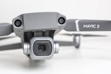 Kaunas, Litvanya - 9 Eylül 2018: Portre ile DJI indeks işlem Mavic 2 Pro dron ve görünümünü Hasselblad fotoğraf makinesi beyaz arka plan üzerinde