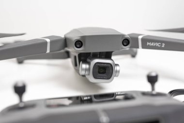 Kaunas, Litvanya - 9 Eylül 2018: Portre ile DJI indeks işlem Mavic 2 Pro dron ve görünümünü Hasselblad fotoğraf makinesi beyaz arka plan üzerinde
