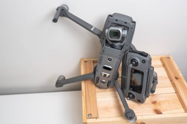 Kaunas, Litvanya - 9 Eylül 2018: Uzaktan kumanda ile ile DJI indeks işlem Mavic 2 Pro dron woodedn kutusunda yerleştirilir. Bu Dron'u yeni Hasselblad fotoğraf makinesi 20 megapiksel ile kullanma