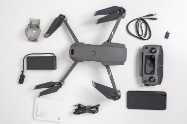 Kaunas, Litvanya - 9 Eylül 2018: İle DJI indeks işlem Mavic 2 Pro quadcopter ve aksesuarları beyaz arka plan üzerinde. Mavic 2 ile DJI indeks işlem yeni bir dron tasarımdan kaynaklanmaktadır