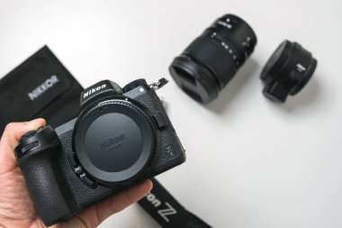 Kaunas, Litvanya - 30 Ekim 2018: el yeni Nikon Z7 kamera deliği. Onun bir 45.7mp yeni bir objektif yuvası ve eşleşen lensler ve Nikon Dslr sistemi ile entegrasyon özellikleri full frame aynasızlar kamera