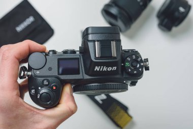 Kaunas, Litvanya - 30 Ekim 2018: el yeni Nikon Z7 kamera deliği. Onun bir 45.7mp yeni bir objektif yuvası ve eşleşen lensler ve Nikon Dslr sistemi ile entegrasyon özellikleri full frame aynasızlar kamera