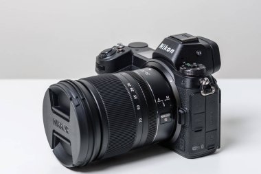 Kaunas, Litvanya - 30 Ekim 2018: Yeni Nikon Z7 kamera ve Nikkor Z 24-70mm f/4.0 S mercek