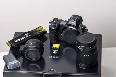Kaunas, Litvanya - 30 Ekim 2018: Nikon Z7 aynasızlar Kit. Yeni aynasızlar kamera gövdesi, Nikkor Z 24-70mm f/4.0 S Lens son Nikkor STB Mount adaptörü
