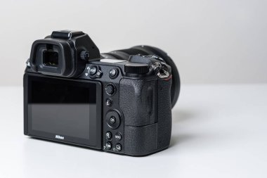Kaunas, Litvanya - 30 Ekim 2018: Yeni Nikon Z7 kamera. Onun bir 45.7mp yeni bir objektif yuvası ve eşleşen lensler ve Nikon Dslr sistemi ile entegrasyon özellikleri full frame aynasızlar kamera