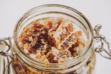 Peteğin bir kase parçaları. Beyaz arka plan üzerinde petek adet taze arı bal.