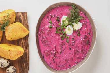 Fırında patates hizmet Litvanyalı soğuk Pancar çorbası (Saltibarsciai)