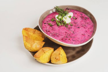 Fırında patates hizmet Litvanyalı soğuk Pancar çorbası (Saltibarsciai)