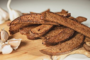 Litvanya kızarmış ekmek. Karanlık çavdar ekmeği derin yağda kızartılmış ve cömertçe görmüş ezilmiş sarımsak ve tuz kosher