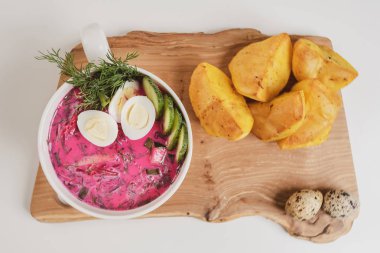 Litvanya soğuk Pancar çorbası (Saltibarsciai). Ahşap masa, fırında patates hizmet yerleştirilen