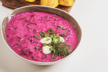 Fırında patates hizmet Litvanyalı soğuk Pancar çorbası (Saltibarsciai)