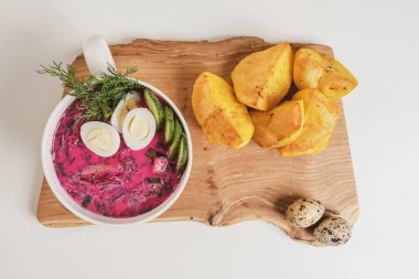 Litvanya soğuk Pancar çorbası (Saltibarsciai). Ahşap masa, fırında patates hizmet yerleştirilen