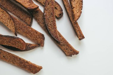 Litvanya kızarmış ekmek. Karanlık çavdar ekmeği derin yağda kızartılmış ve cömertçe görmüş ezilmiş sarımsak ve tuz kosher