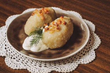 Doldurulmuş patates köfte (cepelinai) geleneksel Litvanyalı tabak. Köfte rendelenmiş ve riced patatesten yapılır ve kıyma veya kuru lor peyniri veya mantar dolması