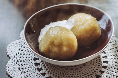 Doldurulmuş patates köfte (cepelinai) geleneksel Litvanyalı tabak. Köfte rendelenmiş ve riced patatesten yapılır ve kıyma veya kuru lor peyniri veya mantar dolması