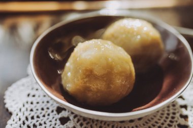 Doldurulmuş patates köfte (cepelinai) geleneksel Litvanyalı tabak. Köfte rendelenmiş ve riced patatesten yapılır ve kıyma veya kuru lor peyniri veya mantar dolması