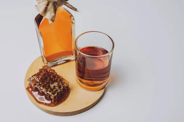 Midus リトアニアのミードの型は 蜂蜜と水で作られたアルコール飲料 バルトは 数千年のミードを作っていた — ストック写真