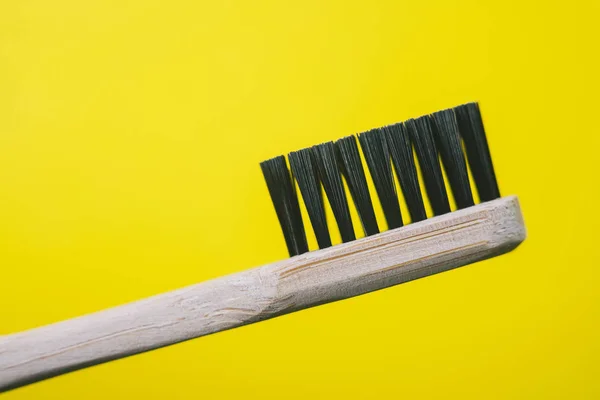 Escova Dentes Bambu Isolada Fundo Amarelo — Fotografia de Stock