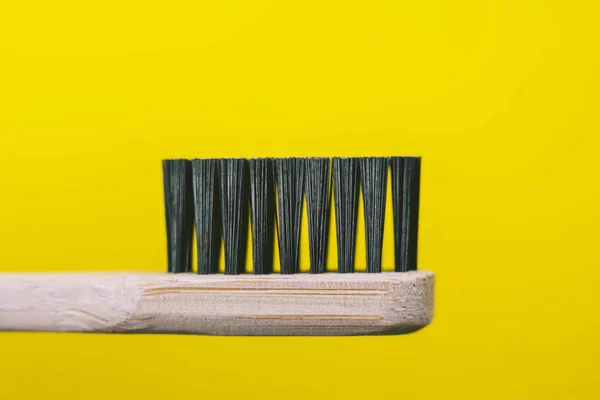 Escova Dentes Bambu Isolada Fundo Amarelo — Fotografia de Stock