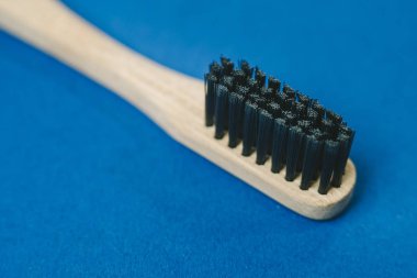 Bambu diş fırçası, closeup görünümü, üzerinde mavi arka plan izole