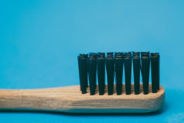 Bambu diş fırçası, closeup görünümü, üzerinde mavi arka plan izole