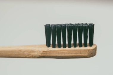 Bambu beyaz arka plan üzerinde izole diş fırçası, closeup görünümü,