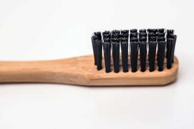 Bambu beyaz arka plan üzerinde izole diş fırçası, closeup görünümü,