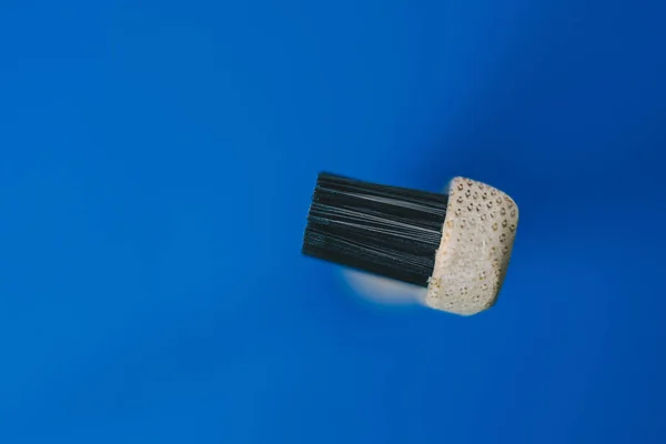 Бамбуковая Зубная Щетка Вид Крупным Планом Изолированный Синем Фоне — стоковое фото