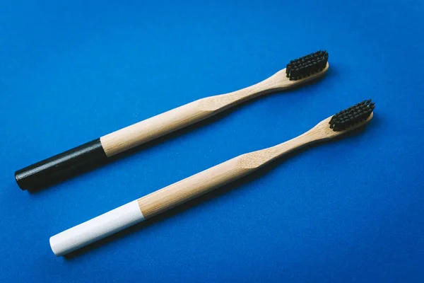 Дві Бамбукові Зубні Щітки Ізольовані Синьому Фоні — стокове фото