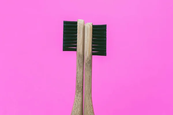 Duas Escovas Dentes Bambu Isoladas Fundo Rosa — Fotografia de Stock