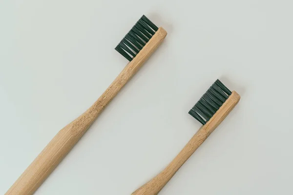 Dos Cepillos Dientes Bambú Vista Cerca Aislados Sobre Fondo Blanco —  Fotos de Stock