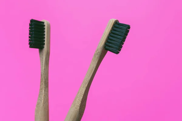 Дві Бамбукові Зубні Щітки Ізольовані Рожевому Фоні — стокове фото
