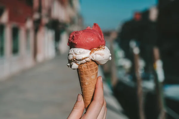 伝統的なイタリアのアイスクリームを保持 ワッフル コーンのジェラートが呼び出されます バック グラウンドでヴェネツィア ムラーノ島 — ストック写真