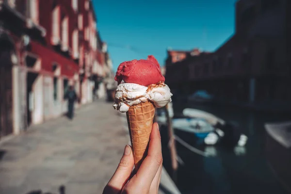 Manteniendo Helado Italiano Tradicional Llamado Gelato Cono Gofre Venecia Isla —  Fotos de Stock