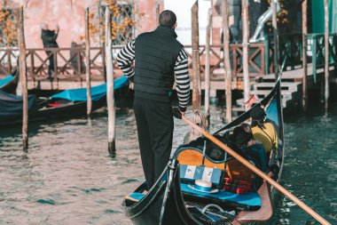 Venedik gondolcu sürücü gondol Venedik kanal aracılığıyla