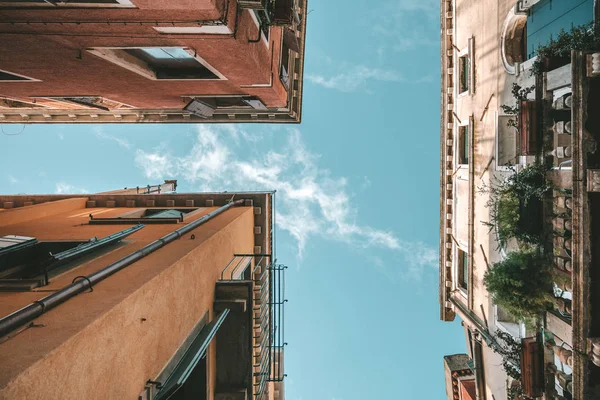 Calles Estrechas Venecia Día Soleado Brillante —  Fotos de Stock
