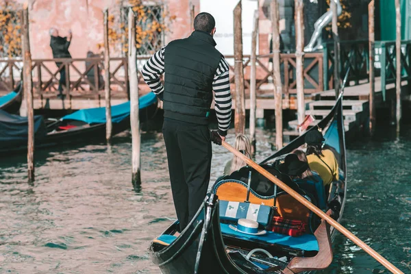 Venedik gondolcu sürücü gondol Venedik kanal aracılığıyla
