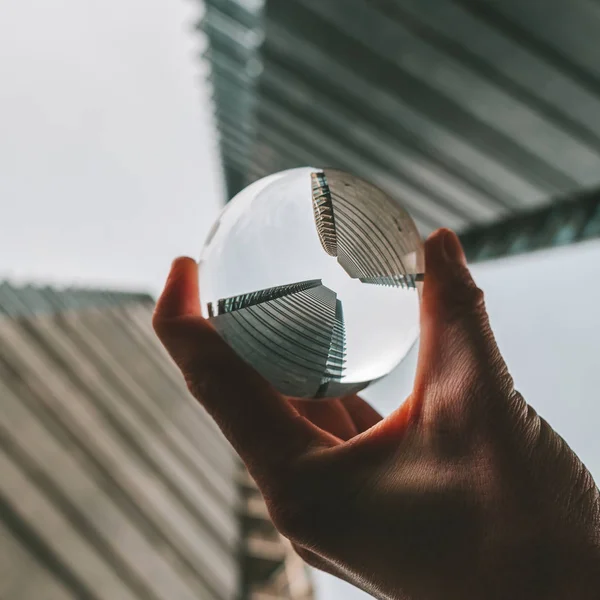 Milaan wolkenkrabbers via een glazen bal — Stockfoto