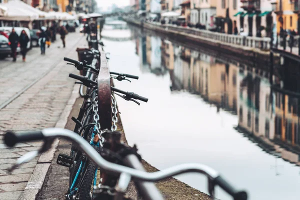 Vista da vicino delle biciclette parcheggiate, Milano, Italia — Foto Stock