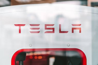 Tesla araba deposu, Milano, İtalya