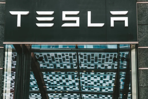 Tesla car store in Milan, Italy — Stock Photo, Image