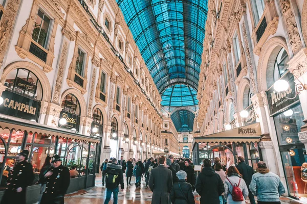 Vista grandangolare di Milano Galleria, Italia — Foto Stock