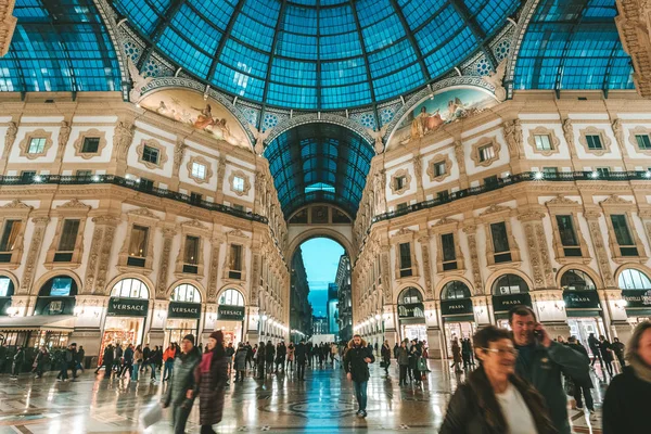Vista grandangolare di Milano Galleria, Italia — Foto Stock